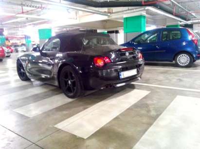 Лъскави коли паркират на пешеходната пътека в бургаски мол