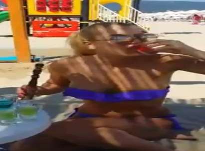 Галя на Азис показа как се пият шотове на плажа