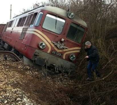 4 вагона са дерайлирали от влака София-Бургас, машинистът загина, 14 са ранени