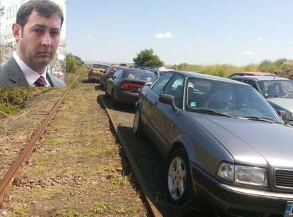 Община Бургас: Шофьорите да спират вдясно по пътя за солниците, за да не блокират влака
