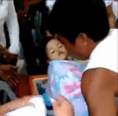 Тригодишно момиченце, обявено за мъртво, се събуди малко преди да бъде погребано (ВИДЕО)