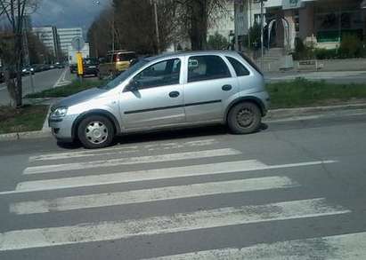 Нагли шопи обсебват пешеходни пътеки, няма кой да ги накаже