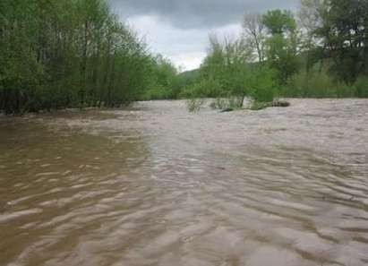 Водолази влизат в Ропотамо да спасяват бедстващ пазач, водата го отнесла с трактор