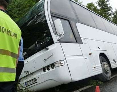 Бургаски автобус с 50 деца катастрофира край Русе, шофьорът е ранен