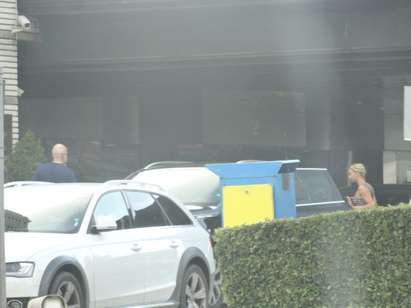 Папарак снима Слави Трифонов и гаджето му пред столичен хотел