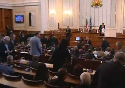 Депутатите се събират за оставката на правителството