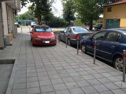 Ямболски тарикат се навря с Опел през колчета, за да паркира на тротоар в Бургас
