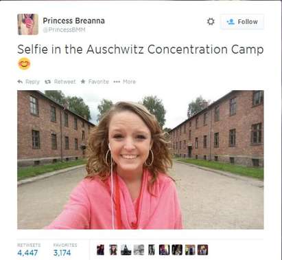 Тийнейджърка се усмихва от концентрационен лагер, направи си селфи там