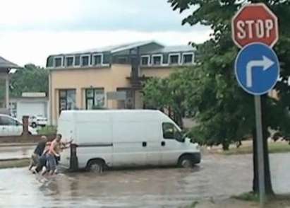 Пожарникари отводняват къщи след потопа, откриха трупа на млад пастир