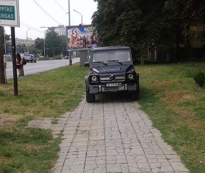 Бургазлия с джип вбеси пешеходците във Варна, превзе тротоар