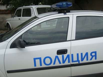 Луд наръга с 40 см шило жена в Горно Езерово, нападна полицаи и лекари
