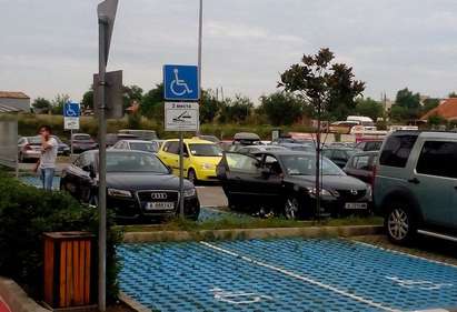 Читател на Флагман.бг: Намазано „Ауди” тарикатски зае две инвалидни места на паркинга до мола