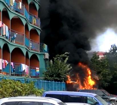 Само във Флагман! Вижте черните пламъци, обхванали хотел "Кокиче" в Слънчев бряг след избухването на Нисана (СНИМКИ и ВИДЕО)