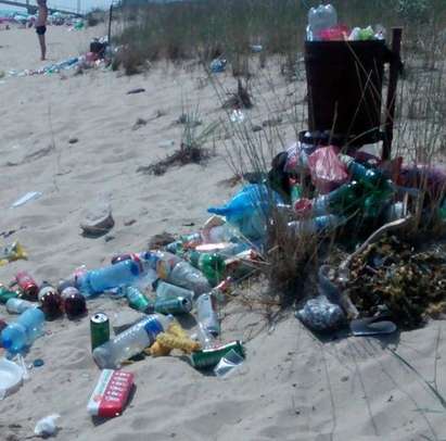Плажът в Шкорпиловци заприлича на кочина, кошчетата за смет са без дъно