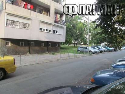 Затворен с колчета ВИП-паркинг в ж.к. "Славейков" вбеси жителите на блок 13