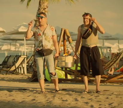 Рачков и Зуека станаха продавачи на царевица на плажа в Бургас (ВИДЕО)
