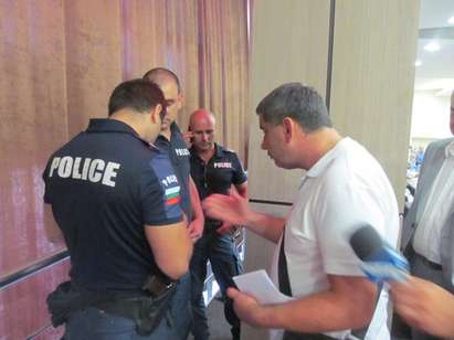 Екшън в Общинския съвет в Бургас, полиция нахлу в залата, сесията прекъсна (обновена)