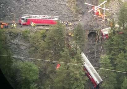 Пътнически влак дерайлира в Швейцария, един от вагоните падна в пропастта
