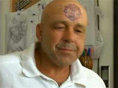 Българин татуира логото на "Манчестър Юнайтед" на челото си в знак на протест