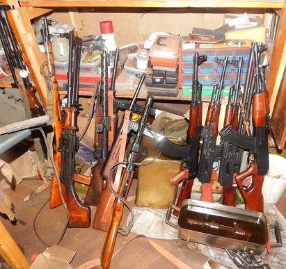 Тарашат жилища в Бургас при спецакция на ДАНС за търговия с оръжие (СНИМКИ)