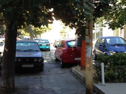 Майки предлагат да се поставят на всяка улица в Бургас табела с надпис: „Изрод!!! Не паркирай!“