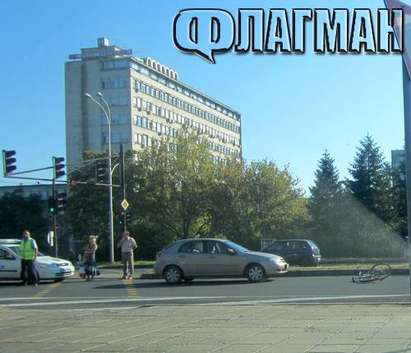 Кола помете велосипедист на светофара на МБАЛ Бургас (ОБНОВЕНА, СНИМКИ)