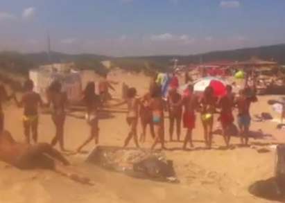 Хоро по бански на плажа в Приморско събра погледите на чужденците (ВИДЕО)