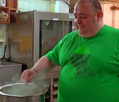 Любо Нейков се развихри в кухнята на хотел „България” в Бургас, разкри тайната рецепта за рибена чорба (ВИДЕО)