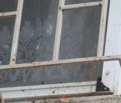 Старица си хвърля остатъците от храната през прозореца, съседите й молят за помощ