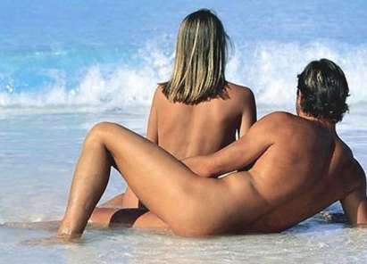 Папараци снимат голи жени на плажа за порносайтове