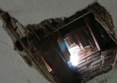 Половинметрова дупка зейна в къщата на 93-годишна баба след буря