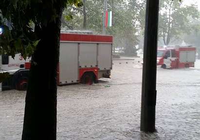 Метър вода заля улици в Поморие, наводнени са къщи на ул. Солна