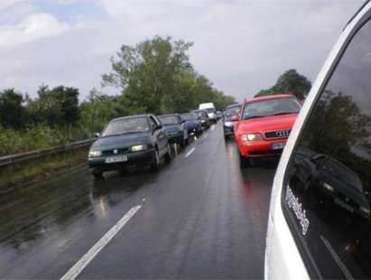 Километрична опашка от коли блокира пътя Несебър-Бургас