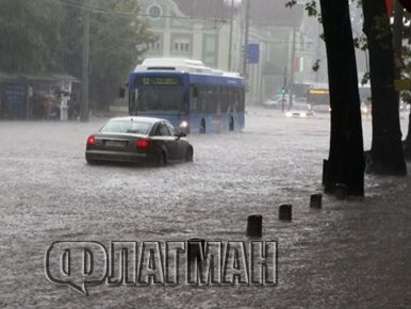 Паниката от пороя продължава! Мъж заряза потъналата си във вода колата на пътя (ВИДЕО)