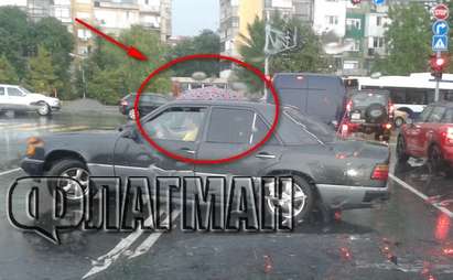 Куриози в дъжда: Шофьор разпъна чадър над Мерцедеса си, за да кара по бургаските улици