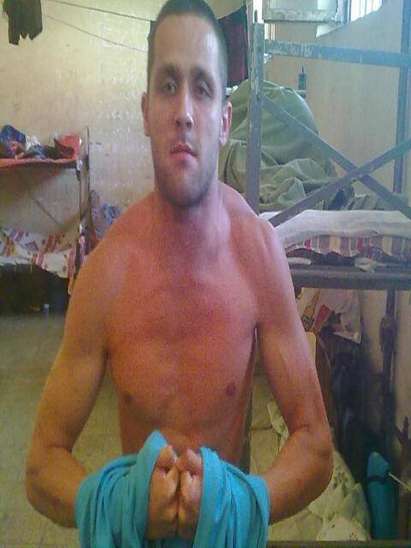 Убиецът Тодор пъчи мускули на снимка от килията, след като затри семейството на Николай
