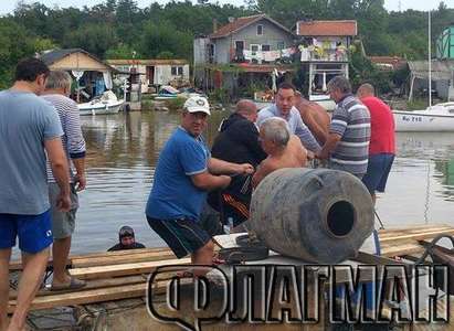 Екипи установяват щетите от наводнението в Бургас, кметът Димитър Николов пристигна в рибарското селище