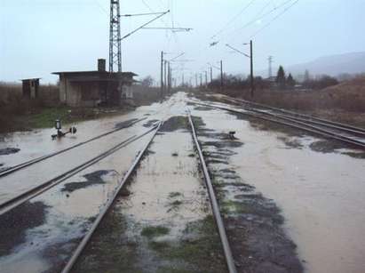 Пороите са отнесли жп линията между Стара Загора и Чирпан, влаковете за Бургас с обиколен маршрут