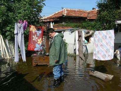 Атанас Зафиров помогна на бедстващите в квартал "Победа"