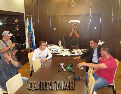 Кметът на Бургас награди трима спасители, вадили с голи ръце бедстващите при потопа в Отманли