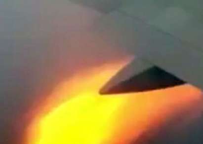 Туристи кръжат час над морето в горящ самолет (ВИДЕО)