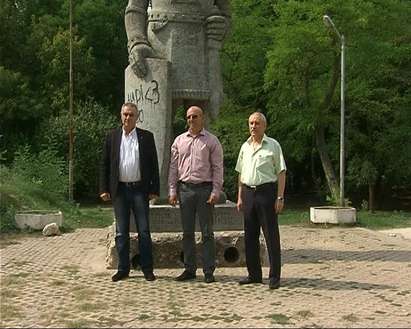 Валентин Касабов и Емил Димитров-Ревизоро поднесоха венци пред паметника на Аспаруховия воин