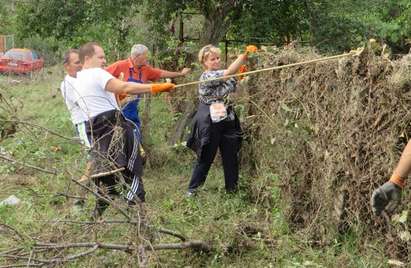 ГЕРБ в акция с хората за разчистването на Росенец и Черниците след потопа