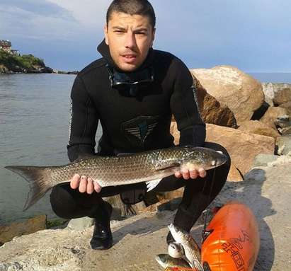 Пет часа харпунджии и водолази търсели Александър под водата край Созопол