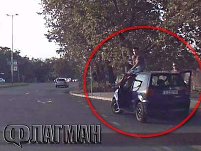 Идиот от Хасково паркира колата си на бул.“Демокрация“, за да се качи на тавана (ВИДЕО)