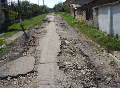 Лекар моли за помощ, улицата до дома му е непроходима