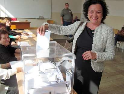 Водачът на ГЕРБ Ивелина Василева избра стабилна България, дъщеря й Василена гласува за първи път