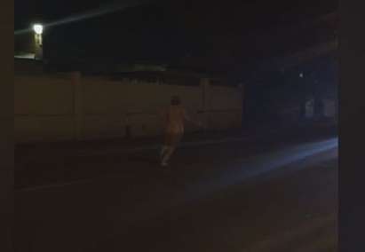 Чисто гола девойка шашна с нощна разходка по улицата (ВИДЕО)