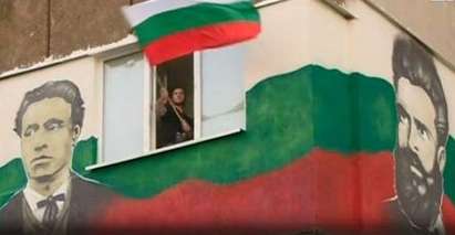 Патриот изрисува Ботев и Левски на терасата си и развя националния флаг