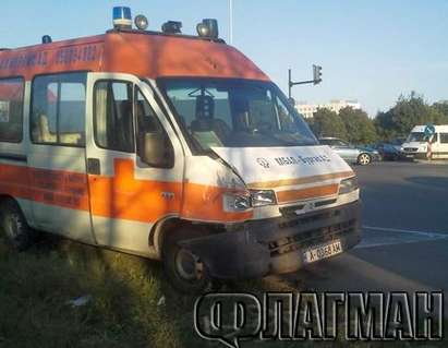 Първо във Флагман.Бг! Линейка с тежко болни катастрофира до бургаския стадион „Черноморец” (ОБНОВЕНА)